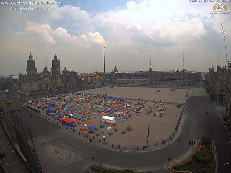Webcams de México compartió a través de su cuenta de Twitter una imagen donde se muestra la nueva magnitud del plantón del Frente Nacional Anti-AMLO (Frenaaa) que se encuentra desde este miércoles en el Zócalo capitalino.  (ESPECIAL)