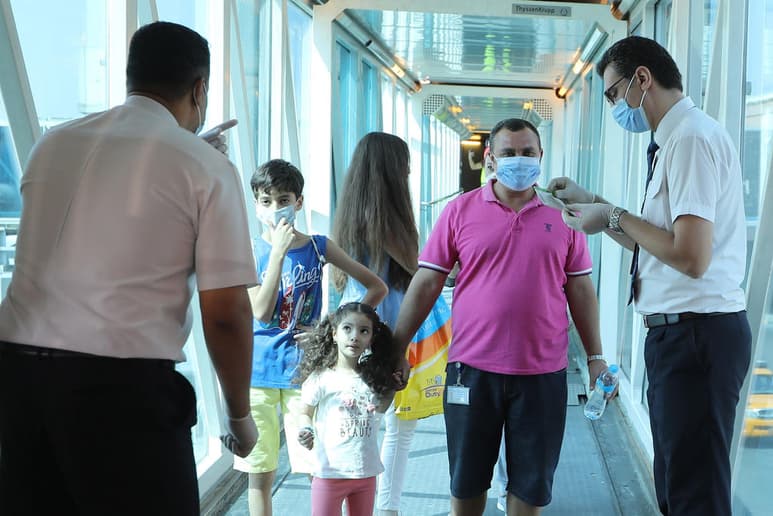 Estados Unidos alcanzó este jueves la cifra de 6,974,441 casos confirmados del coronavirus SARS-CoV-2 y la de 202,728 fallecidos por la COVID-19, de acuerdo con el recuento independiente de la Universidad Johns Hopkins. (ARCHIVO)
