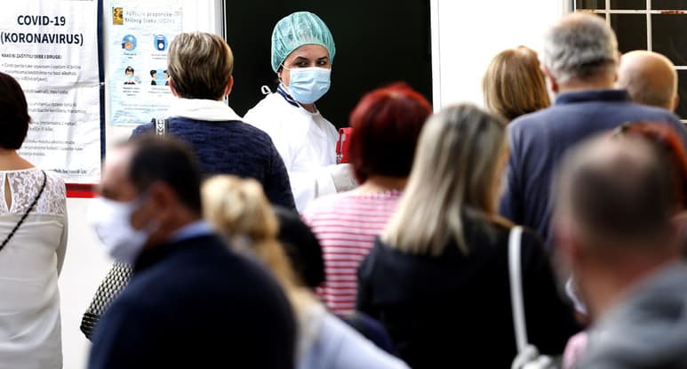 Los casos globales de COVID-19 superaron hoy la línea de los 32 millones, después de que se registraran casi 300,000 nuevos contagios en la última jornada, mientras que el número de fallecidos se eleva a 979,212, 5,900 más que en el día anterior. (ARCHIVO) 