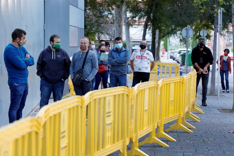 Tras nueve meses de pandemia en los que casi se ha alcanzado el millón de muertos y con las previsiones más optimistas señalando que se tardarán otros nueve meses en tener vacunas, la Organización Mundial de la Salud pidió hoy más esfuerzos para evitar que se alcancen los dos millones de fallecidos en 2021. (ARCHIVO)