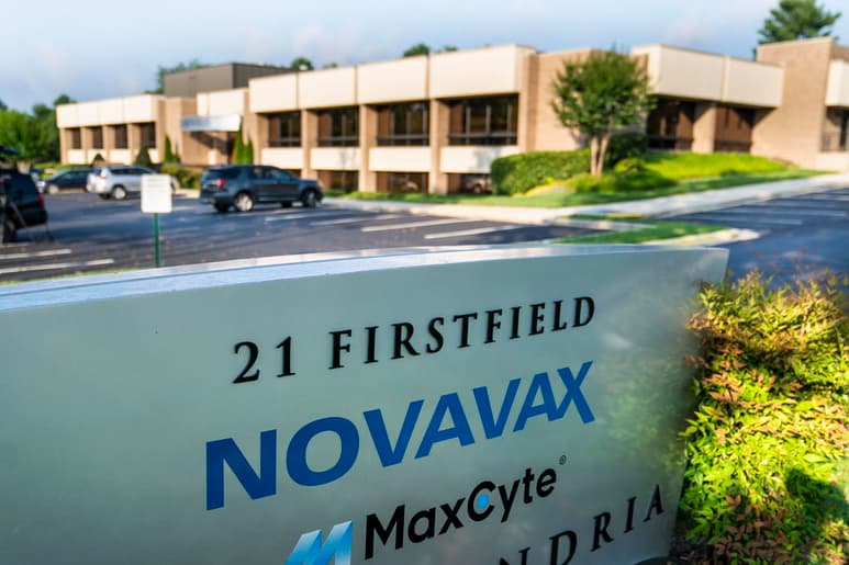 La farmacéutica estadounidense Novavax ha comenzado la etapa avanzada de pruebas de su posible vacuna COVID-19 en Reino Unido porque es probable que el alto nivel del coronavirus que circula en el país produzca resultados rápidos. (ARCHIVO)