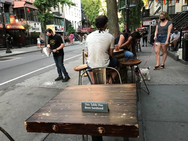 Los restaurantes de la ciudad de Nueva York, que llevan todo el verano sirviendo a sus clientes en terrazas exteriores instaladas en las aceras y calzadas, una novedad para esta gran urbe, podrán seguir haciéndolo todo el año y de manera permanente. (ARCHIVO)