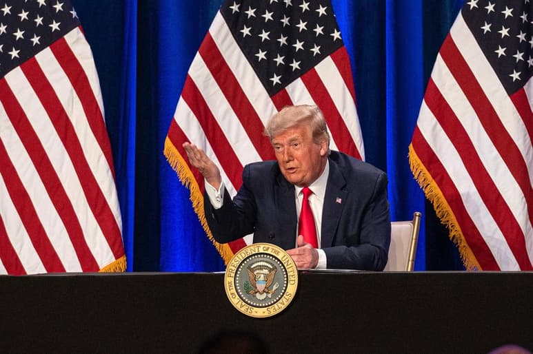 El presidente de EUA, Donald Trump, aseguró que el país se puede convertir pronto en una Venezuela durante una mesa redonda celebrada este viernes con latinoamericanos que elogiaron su lucha contra el 'comunismo' y su ayuda a Puerto Rico tras el huracán María. (EFE)