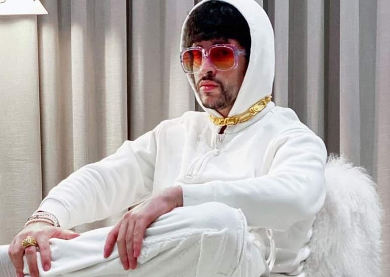 El artista urbano puertorriqueño Bad Bunny se alió con la conocida marca de zapatos de plástico Crocs para lanzar el 29 de septiembre una nueva versión del zapato 'Classic Clog' (Zueco Clásico) adornado con brillantes inspirados por él y que brillan en la oscuridad. (INSTAGRAM) 