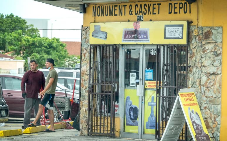 El gobernador Ron DeSantis levantó el viernes todas las restricciones a restaurantes y otros negocios en Florida, y prohibió las multas locales a quienes se rehúsen a usar mascarillas, a fin de reabrir la economía del estado a pesar de la propagación del coronavirus. (ARCHIVO)