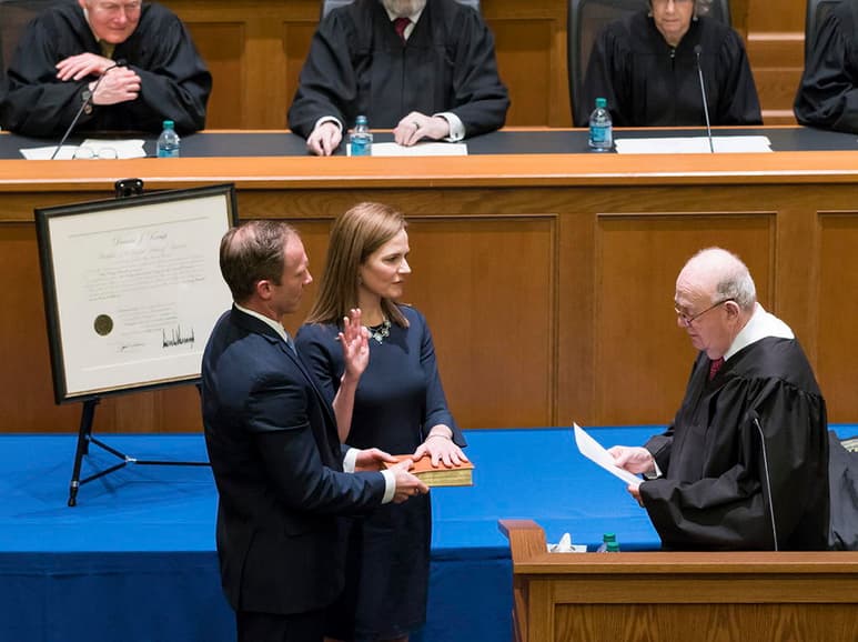 La Casa Blanca les ha indicado a los republicanos en el Congreso que el presidente Donald Trump nominará a Amy Coney Barrett para cubrir la vacante dejada en la Corte Suprema por la muerte de Ruth Bader Ginsburg. (EFE)