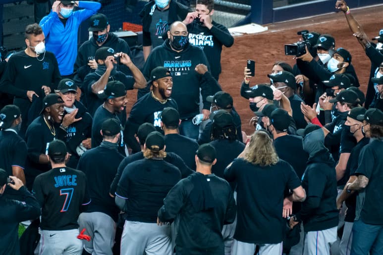 Festejan los Marlines luego de derrotar 4-3 a los Yanquis de Nueva York, para asegurar su lugar en la postemporada. (AP)