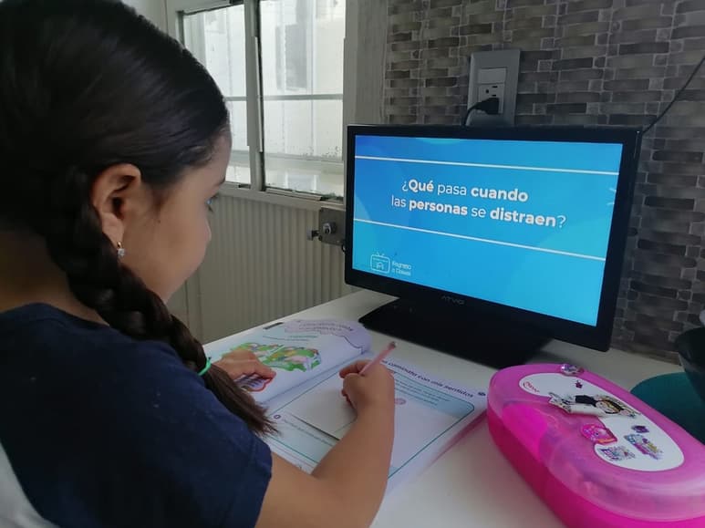 El secretario de Educación reconoció a docentes, estudiantes y padres de familia que se adaptaron a la educación a distancia.