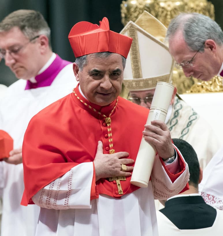 Una rueda de prensa en la que Becciu, de 72 años, calificó de 'surrealista' la reunión con el papa, en la que le comunicó que tenía que presentar su dimisión.