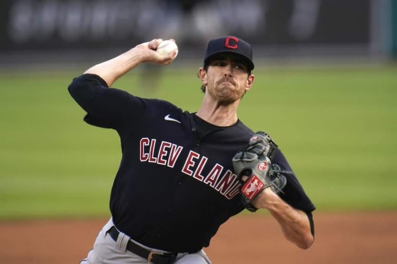 El derecho Shane Bieber, de los Indios de Cleveland, apunta a la proeza de ganar la Triple Corona de pitcheo. (AP)