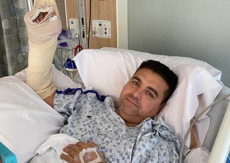 La mano de Valastro quedó atrapada en el mecanismo de la máquina de bolos que tiene en su mansión, cuando intentaba arreglarla el domingo (@buddyvalastro)