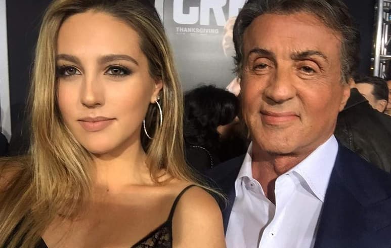 Sophia Rose Stallone, hija de la leyenda del cine Sylvester Stallone, conquistó las redes sociales tras compartir unas imágenes en las que deja ver su figura en un diminuto bikini. (INSTAGRAM)