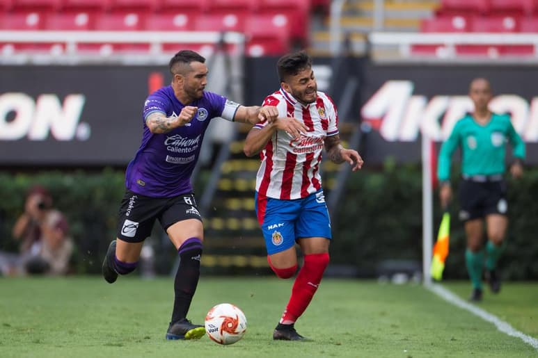En un duelo apretado, pese a tener un hombre de más durante la mayor parte del tiempo, las Chivas vencieron como locales al Mazatlán FC. Con la victoria 2-1, el Rebaño escaló de momento hasta la sexta posición, con esperanzas en llegar a la fase final del campeonato, por lo menos en el repechaje. (ARCHIVO)