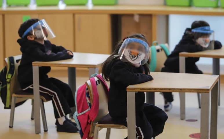Como parte del protocolo de regreso a clases presenciales en las entidades que lleguen al semáforo epidemiológico verde ante la pandemia por COVID-19, la Secretaría de Educación Pública (SEP) alista un protocolo que incluirá clases escalonadas, tres filtros y el uso obligatorio de cubrebocas. (ARCHIVO)