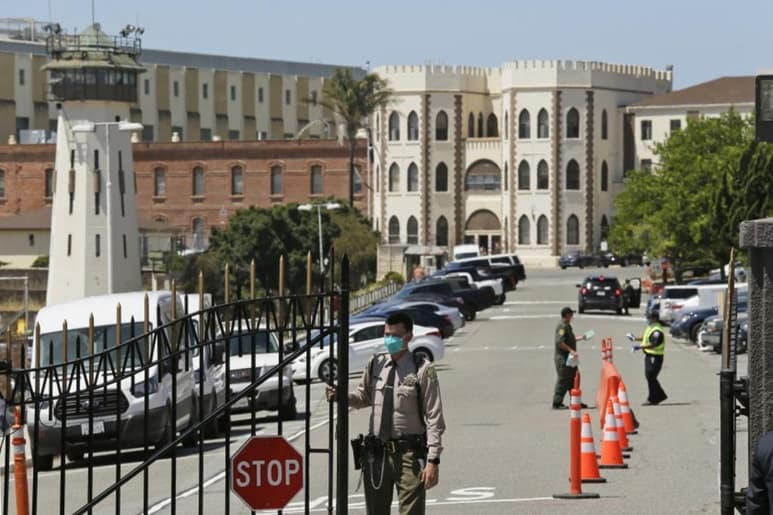 El gobernador Gavin Newsom firmó el sábado una ley que obliga a California a recluir a presos transgénero en instalaciones de acuerdo con su identidad de género, pero sólo si el estado no tiene 'preocupaciones de gestión o seguridad'.
(CORTESÍA)
