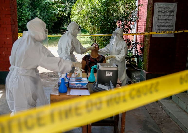 Los casos globales de la COVID-19 se elevan hoy a 32.7 millones, mientras que las víctimas mortales llegan a 991,224, de acuerdo con las estadísticas de la Organización Mundial de la Salud (OMS). (EFE)