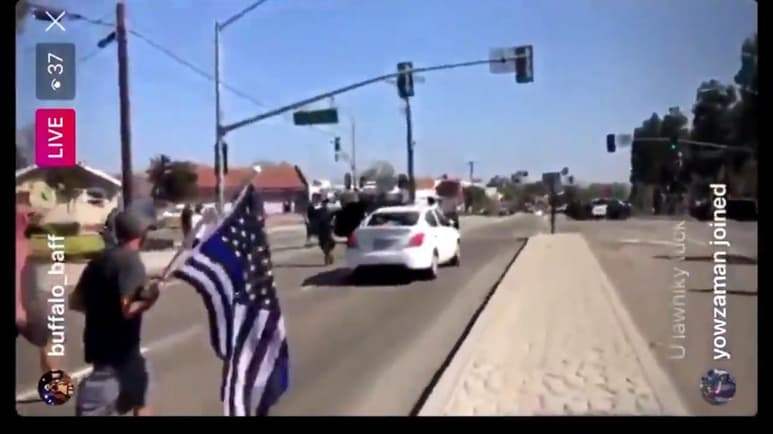 Una mujer fue acusada en Estados Unidos de intento de asesinato después de que supuestamente condujo su automóvil contra un grupo de opositores y manifestantes del grupo Black Lives Matter, (Las vidas negras importan) en una protesta realizada en el sur de California, informaron este domingo medios locales. (ESPECIAL)
