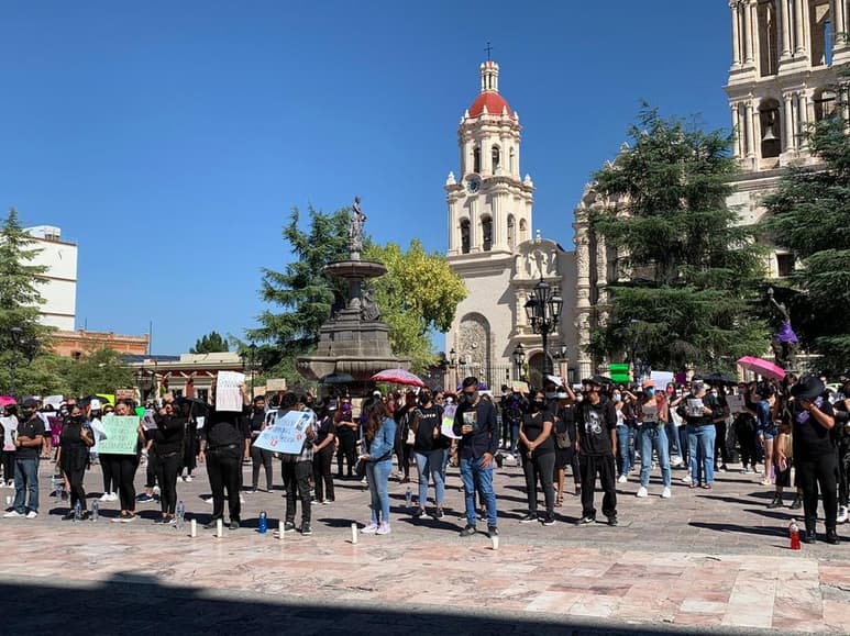 Fue alrededor de las tres de la tarde que se dieron cita en la plaza ubicada frente al Palacio de Gobierno, en el centro de Saltillo.