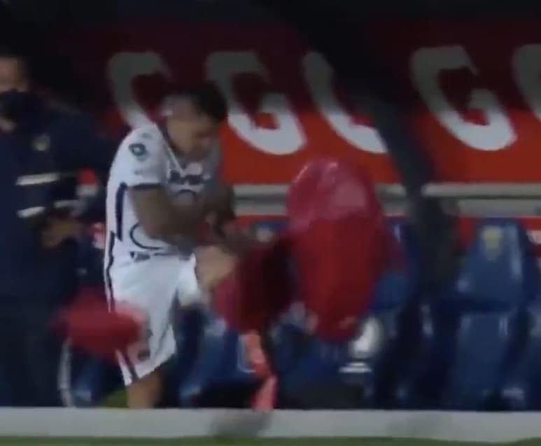 Después del berrinche que hizo al salir de cambio en el juego en el que los universitarios empataron con Necaxa, el argentino naturalizado paraguayo se disculpó mediante las redes sociales. (ESPECIAL)