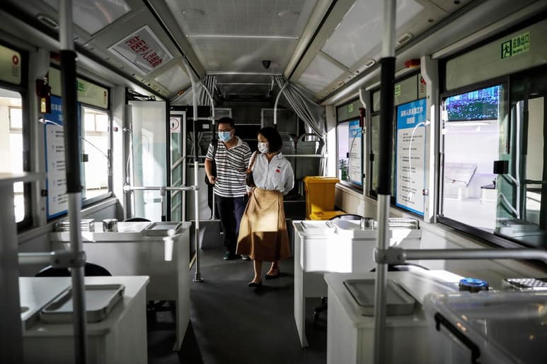 La Comisión Nacional de Salud de China informó hoy de 21 nuevos casos de COVID-19 detectados el domingo, todos ellos procedentes del exterior, con lo que el país asiático acumula ya 43 días sin registrar contactos a nivel local. (ARCHIVO)