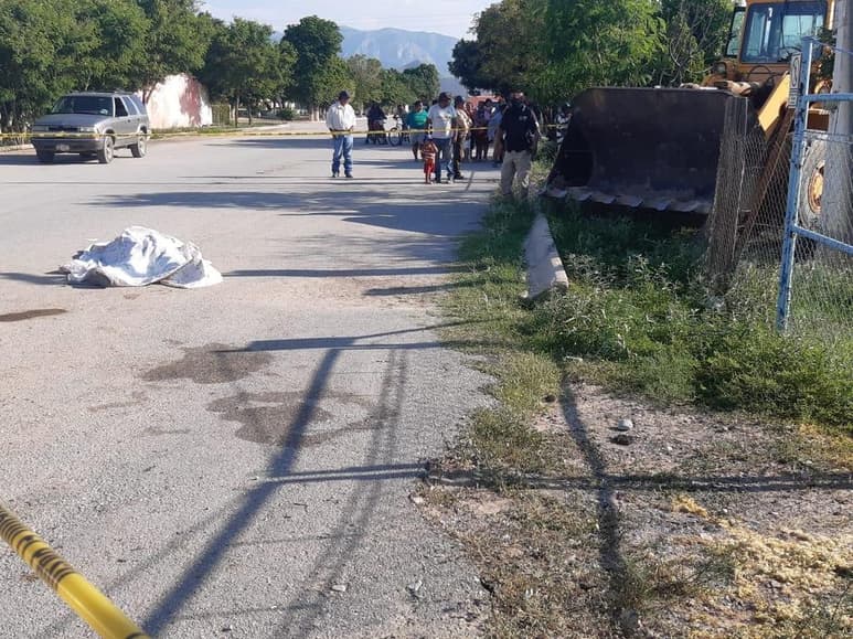 El fallecido fue identificado en el lugar por uno de sus familiares, como Alberto Treviño Rangel, de 42 años de edad. (EL SIGLO DE TORREÓN)