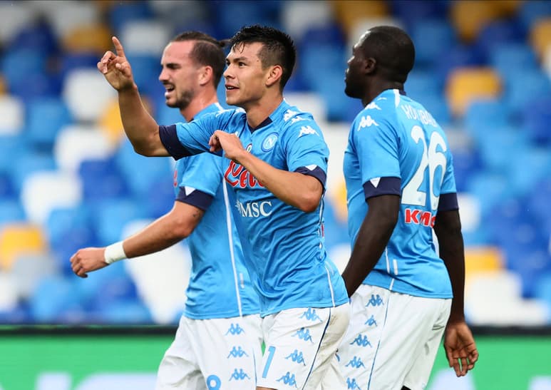 Hirving Lozano celebra tras anotar uno de sus dos goles, en la goliza 6-0 sobre Génova. (AP)