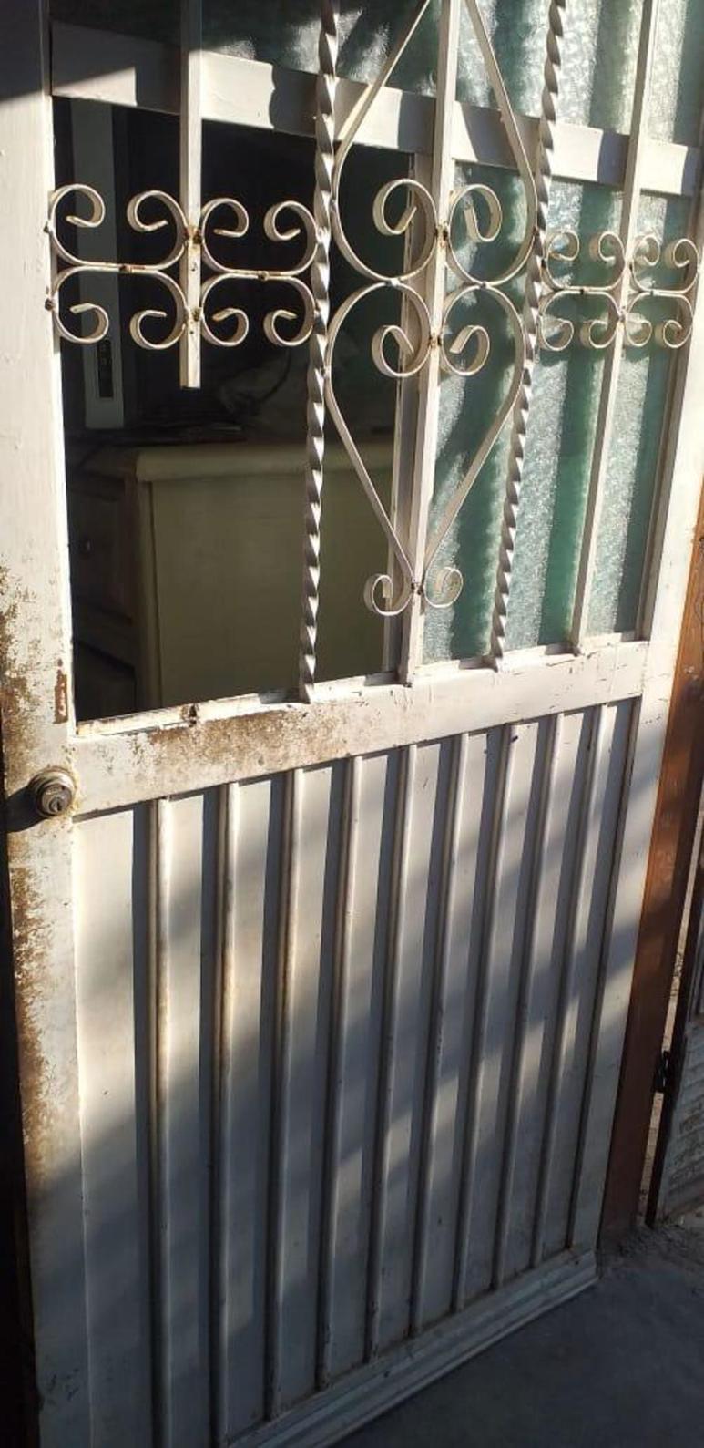 El menor se atoró en los barrotes de la puerta principal de la casa. (EL SIGLO DE TORREÓN)