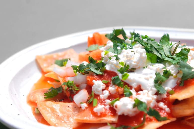 La clave de unos buenos chilaquiles está en la calidad de sus ingredientes, por eso, el chef Miguel Bautista, nos comparte esta deliciosa receta vegana. (ARCHIVO)