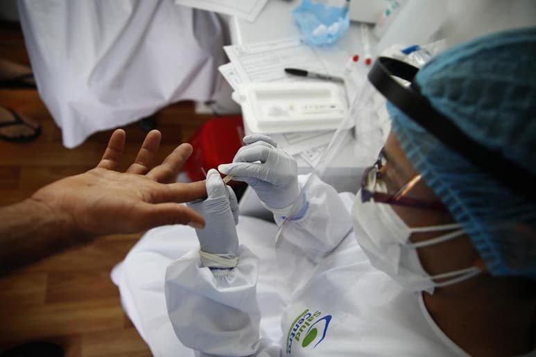 La Organización Mundial de la Salud (OMS) anunció hoy un acuerdo para distribuir 120 millones de pruebas rápidas de COVID-19 a los países en desarrollo. (ARCHIVO)