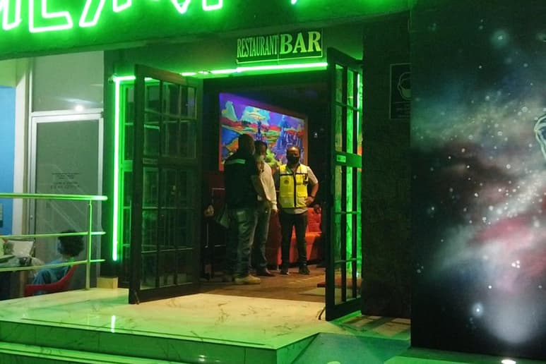 Este fin de semana se hizo un recorrido por El Siglo de Torreón junto a inspectores del estado y se detectaron espacios donde no se cumplía con las medidas sanitarias, pues había aglomeraciones, los clientes no portaban cubrebocas, no respetaban la sana distancia y se privilegiaba el consumo de alcohol sobre los alimentos, cuando éstos fueron compromisos que hicieron los restaurantes-bar para que se les permitiera operar, tras permanecer cerrados durante varios meses por la pandemia por COVID-19.
(EL SIGLO DE TORREÓN)