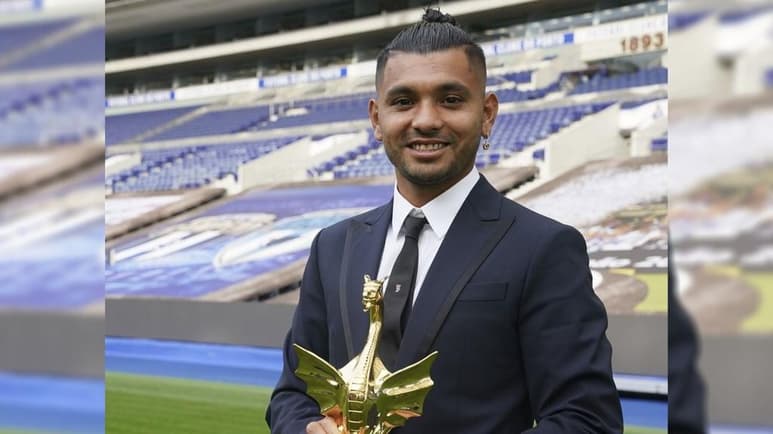 Corona, extremo de 27 años que ya había sido nombrado mejor jugador de la Liga NOS de la pasada temporada, se mostró 'muy orgulloso' por el reconocimiento que le presta el club. (ESPECIAL)