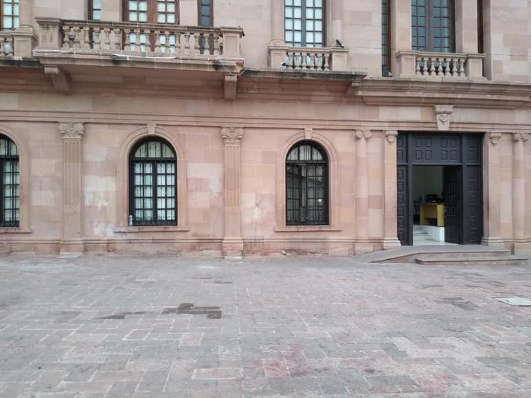Fue alrededor de las diez de la mañana de ayer que las marcas en las paredes del inmueble de cantera rosa, ya no se encontraban, así como las pancartas de las demandas dejadas por las manifestantes el pasado domingo por la tarde.