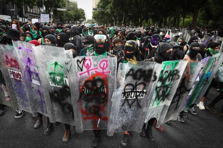 En conferencia de prensa, el titular del Ejecutivo federal señaló que se debe respetar la libertad de manifestación de ideas, pero indicó que 'se enrarece mucho' el ambiente porque se mezclan intereses de grupos con demandas justas.
(EFE)
