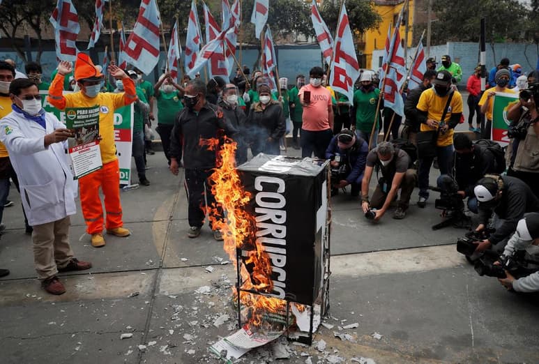 Perú, el país con la tasa de mortalidad más alta del mundo por COVID-19 y el sexto a nivel global en contagios acumulados, afronta desde este martes una nueva huelga de médicos de 48 horas y protestas a nivel nacional por las condiciones laborales en la frágil sanidad pública peruana. (EFE)