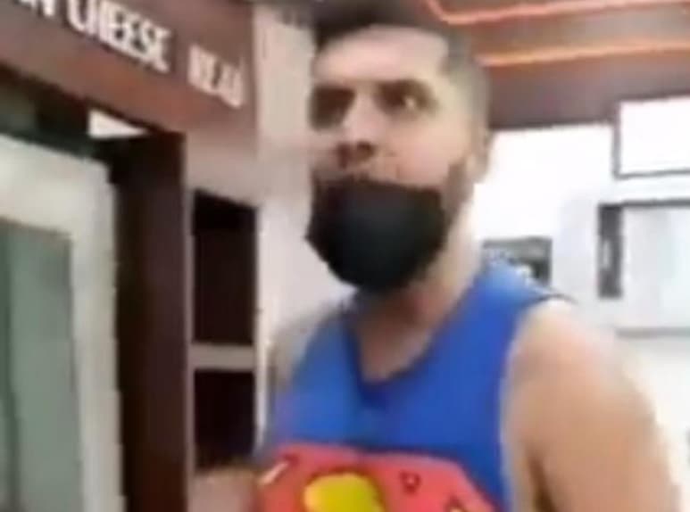 Identificado como José Fernando, comenzó a enviar amenazas mediante su cuenta a los que lo ofendieron tras volverse viral, asegurando que tenía dos celulares y que podían contactarlo por ahí para 'mentarse la m****'. (Especial)