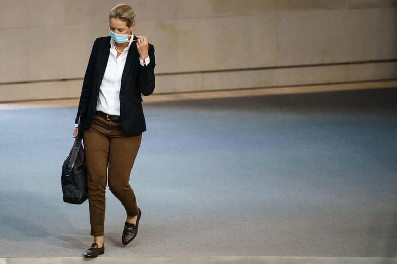 El gobierno regional de la ciudad-estado y capital alemana, Berlín, ha impuesto el uso de la tapabocas en la oficina y prohibido las reuniones al aire libre de más de 50 personas o de 25, si se trata de espacios cerrados. (ARCHIVO)