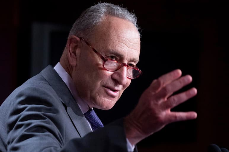 El líder de la minoría demócrata del Senado de Estados Unidos, Chuck Schumer, rehusó este martes reunirse con la jueza conservadora Amy Coney Barrett, nominada por el presidente Donald Trump para cubrir la vacante de la fallecida Ruth Bader Ginsburg, y tachó de 'ilegítimo' el proceso para su confirmación en el Supremo. (ARCHIVO)