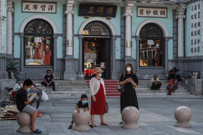 La Comisión Nacional de Salud de China informó hoy de 19 nuevos casos de COVID-19 detectados el martes, todos ellos procedentes del exterior, con lo que el país asiático acumula ya 45 días sin registrar contactos a nivel local. (ARCHIVO)