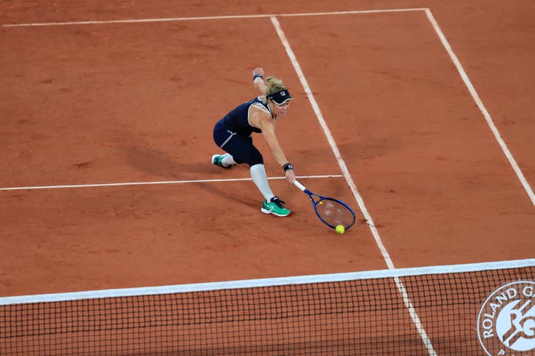 Laura Siegemund devuelve una pelota luego de un segundo pique, en el juego en el que derrotó 7-5, 6-3 a Kristina Mladenovic. (AP)