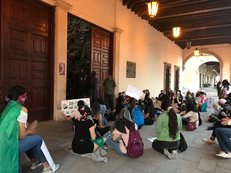 Pese a las protestas, desde el Congreso Local sigue sin agenda el tema del aborto, pero legisladores tomarían opiniones ciudadanas. (EL SIGLO DE TORREÓN)