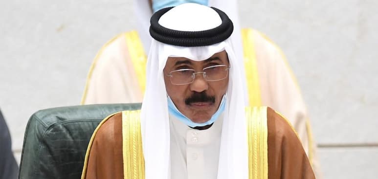 Nawaf al Ahmad al Jaber al Sabah (foto) juró este miércoles el cargo como nuevo emir de Kuwait ante el Parlamento del país, un día después del anuncio de la muerte de su predecesor, su hermanastro Sabah al Ahmad al Sabah, que falleció ayer a los 91 años de edad en Estados Unidos tras meses de enfermedad. (EFE)