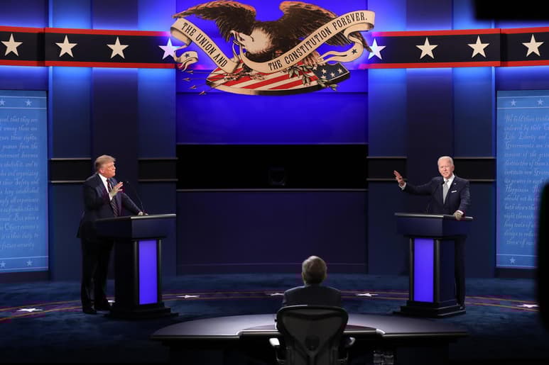 El primer cara a cara entre el presidente de Estados Unidos, Donald Trump, y su rival demócrata, Joe Biden, derivó este martes en caos, interrupciones constantes y ataques personales.
(EFE)