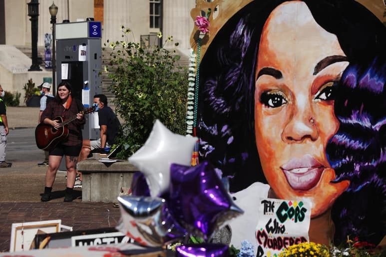 El fiscal general de Kentucky está tratando de retrasar la publicación de los procedimientos secretos del jurado investigador en el caso de Breonna Taylor, justo cuando las grabaciones de audio estaban programadas para ser publicadas. (ARCHIVO) 