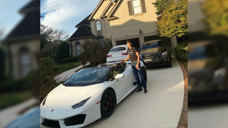 Jürgen Damm, presumió en redes sociales un auto lujoso junto a la frase 'Mira mamá y sin saber mandar centros'. (ESPECIAL)