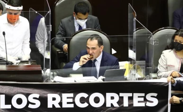 Herrera escuchaba el posicionamiento del coordinador del PT, Reginaldo Sandoval cuando uno de sus colaboradores le acercó un recipiente de unicel, y dentro de él, estaba un pastelillo de chocolate. Inmediatamente después de recibirlo, Herrera le dio una mordida y lo saboreó en su boca.
(ESPECIAL)