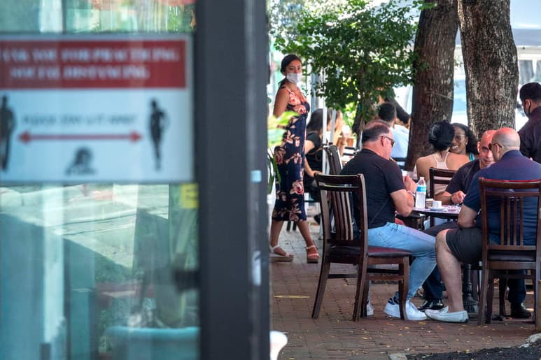 El estado de Florida, tercero más afectado por la pandemia de COVID-19 en Estados Unidos, reportó este miércoles 1,948 nuevos casos de contagios y 174 muertes de residentes, en medio de una reapertura comercial amplia y dudas sobre las clases presenciales que autorizaron la mayoría de los condados. (ARHCIVO)