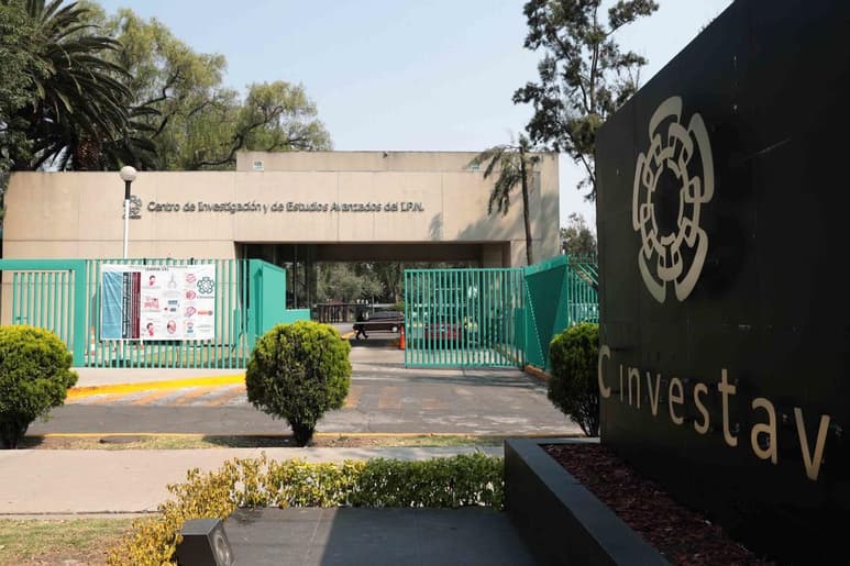 Integrantes de la comunidad del Centro de Investigación y de Estudios Avanzados del Instituto Politécnico Nacional (Cinvestav) hablaron sobre las investigaciones que realizan actualmente, mismas que se verían directamente afectadas si se aprueba la iniciativa que propone la extinción de los fideicomisos relacionados con ciencia y tecnología. (ARCHIVO)