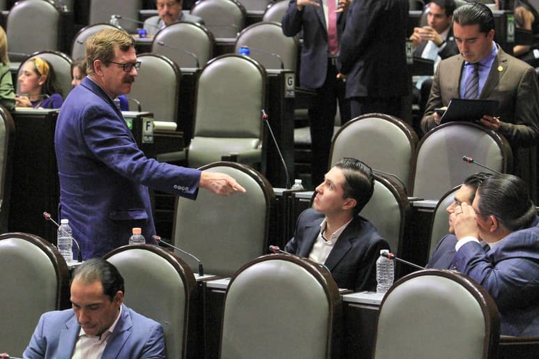 Los coordinadores parlamentarios de oposición del PAN, Juan Carlos Romero Hicks; del PRI, René Juárez; de MC, Tonatiuh Bravo y del PRD, Verónica Juárez, anunciaron que votarán en contra la desaparición de los 109 fideicomisos que plantea Morena este jueves en el pleno de la Cámara de Diputados y acusaron un 'albazo' para disponer de los recursos del Fondo de Protección contra los Gastos Catastróficos. (ARCHIVO)