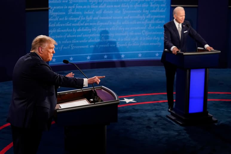 Tantas fueron las interrupciones que el moderador, el periodista Chris Wallace, llegó a espetar a Trump. (ARCHIVO)