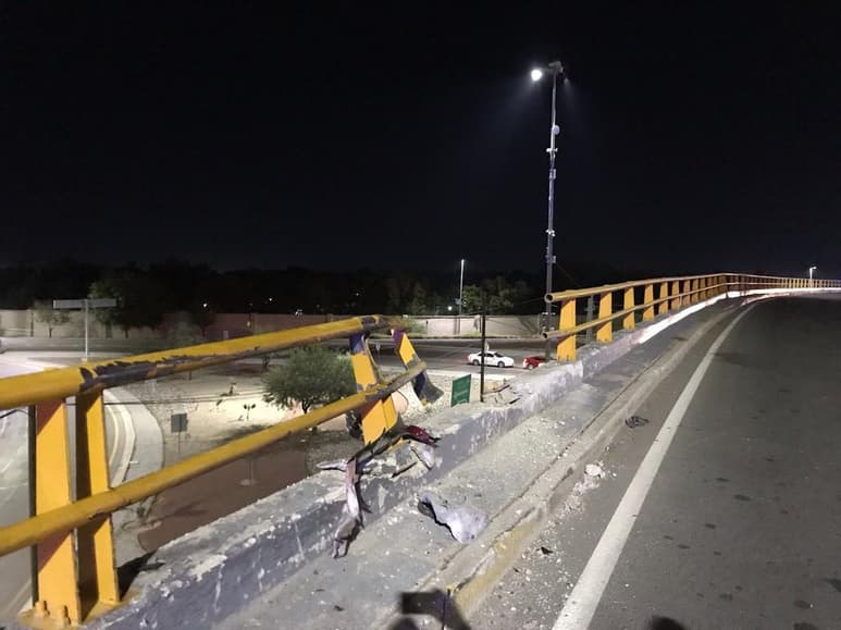 Presuntamente, un auto se le atravesó a Diego, por lo que perdió el control del volante y se impactó contra el muro metálico. (EL SIGLO DE TORREÓN)